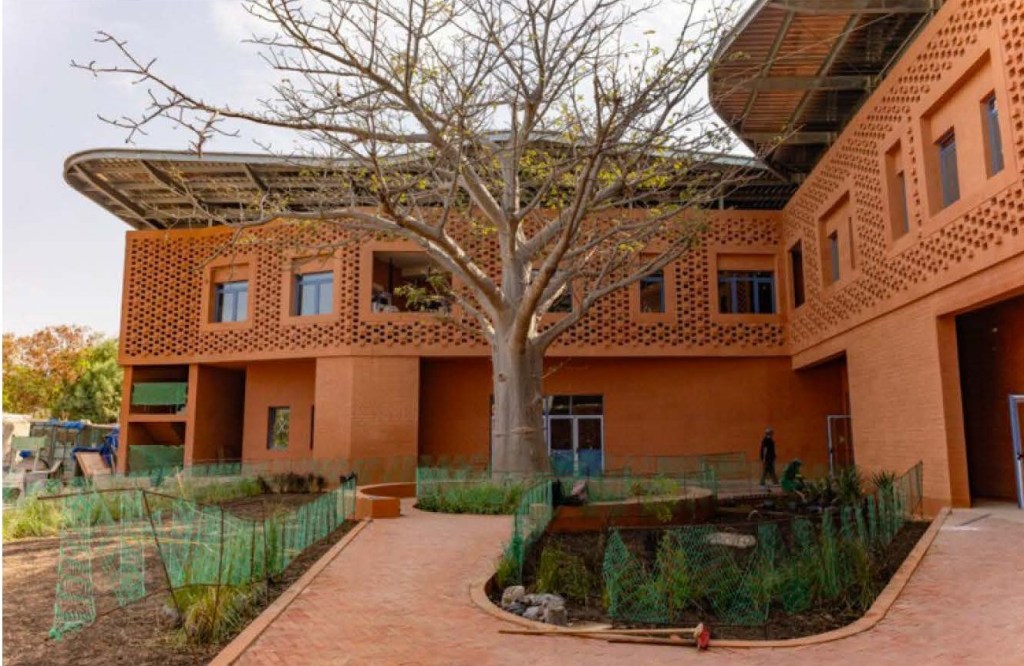 ケレ建築のセネガルのゲーテ・インスティテュートが西アフリカの文化交流のランドマークとしてオープン